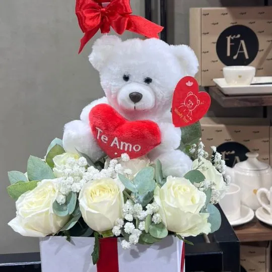 caja white con rosas peluche y globo te amo